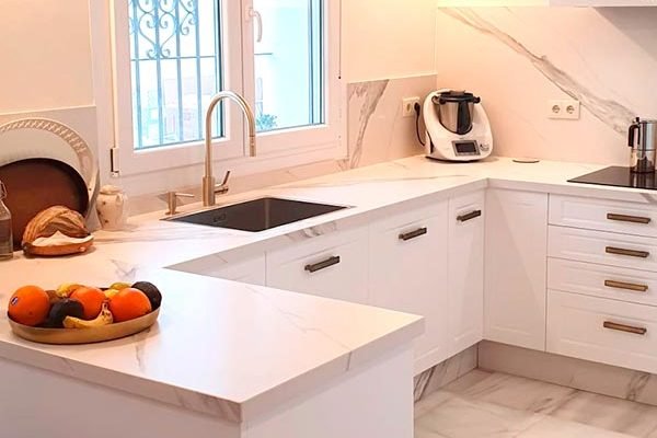 Cocina blanca Dekton Ópera