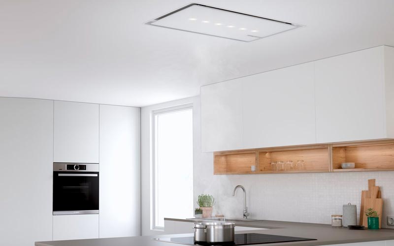 Campana extractora de cocina empotrada en techo Bosch.