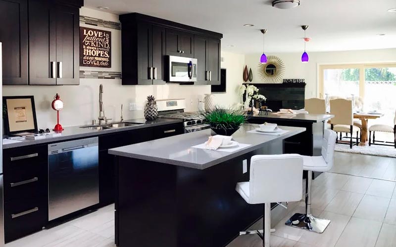 Las cocinas con isla ofrecen un lugar donde disfrutar con tu familia y amigos mientras preparas la cena